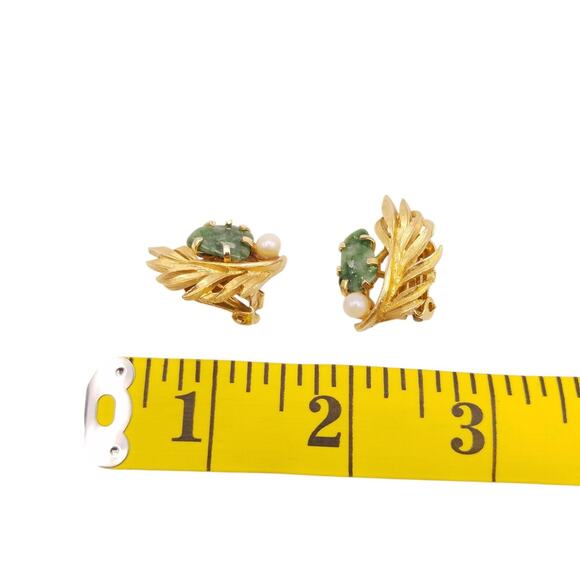 Vintage Lisner Earrings Clip On Gold Tone Jade Stone Faux Pearl Textured Leaf - Picture 4 of 4